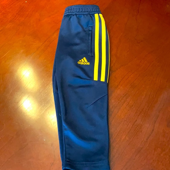 Adidas sweatpants size 2T - Picture 2 of 9